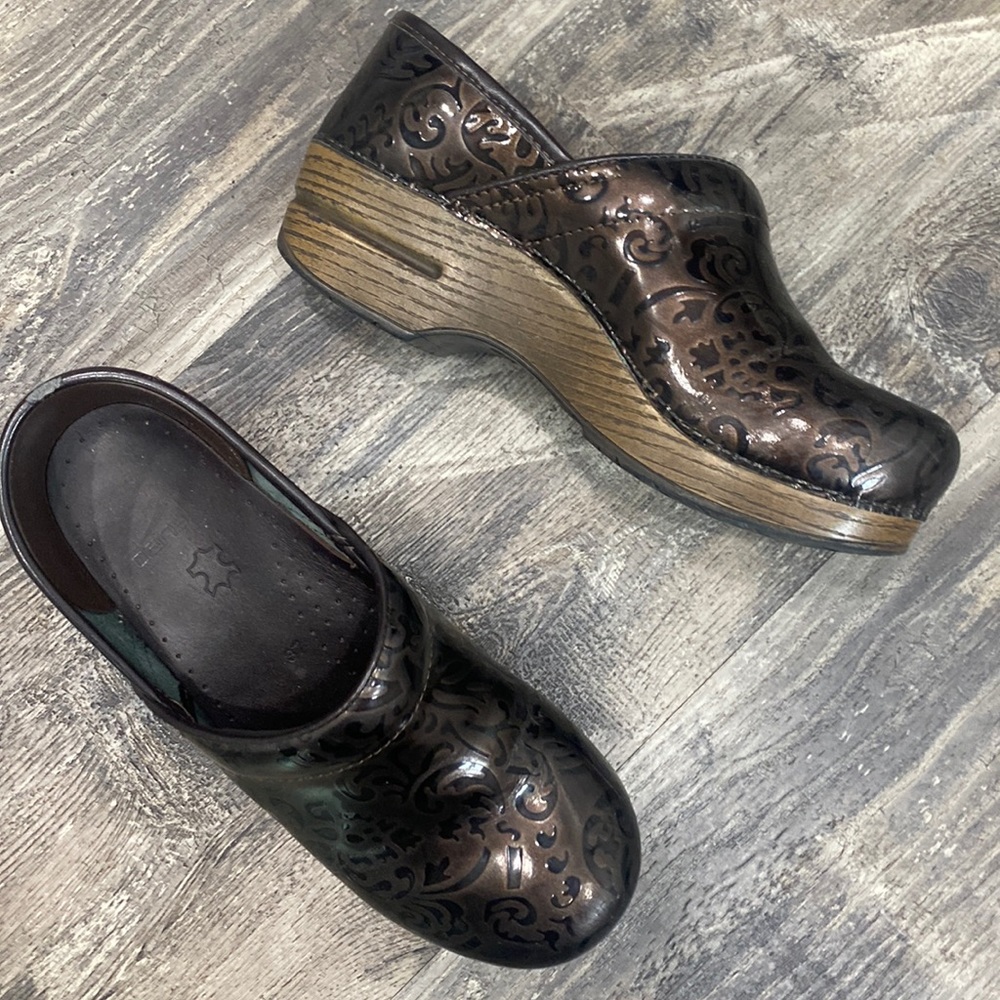 Dansko clogs! Brown floral print. Size 37.